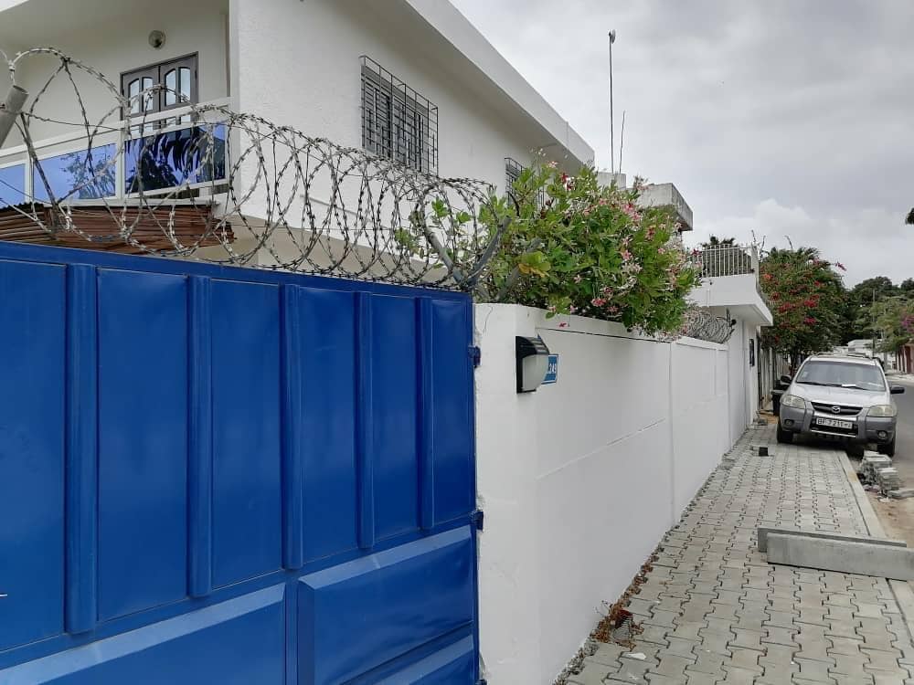 Portail et façade de la villa F4 aux Cocotiers