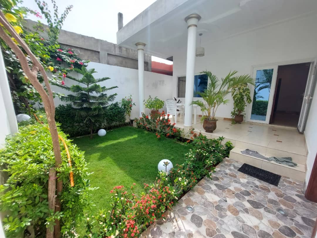 Jardin et terrasse du RDC F4 sur la route des pêches