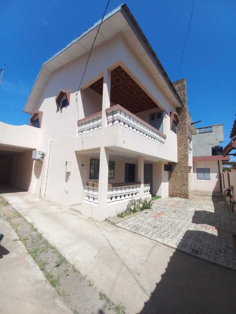 Façade de la villa F5 R+1 à Fidjrossè