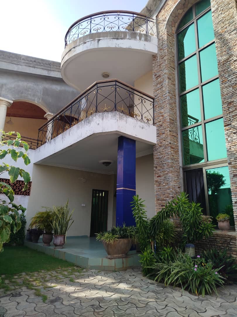 Façade de la maison F7 R+2 à Fidjrossè Akogbato