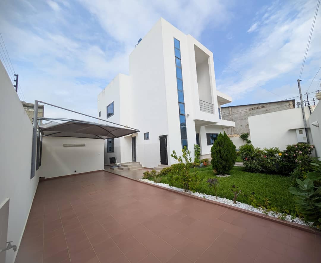 Cour et façade blanche de la villa F4 à Akpakpa PK10