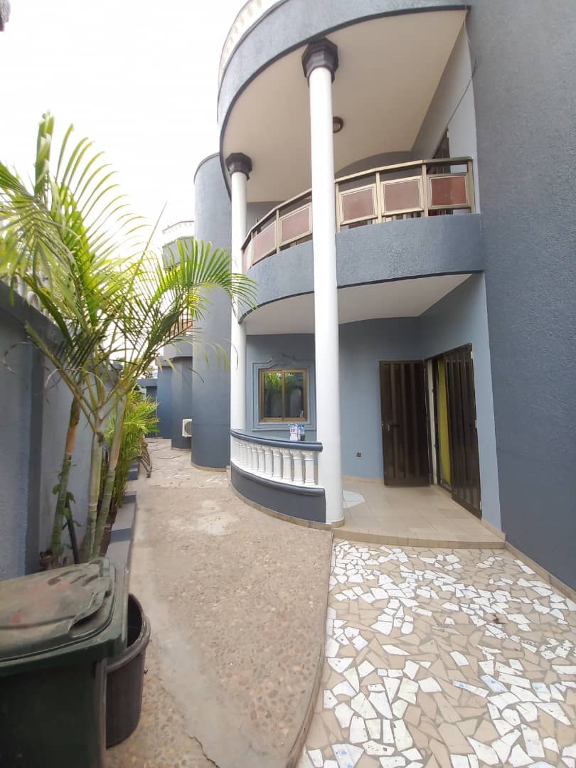 Entrée de la maison F7 R+2 à Abomey-Calavi