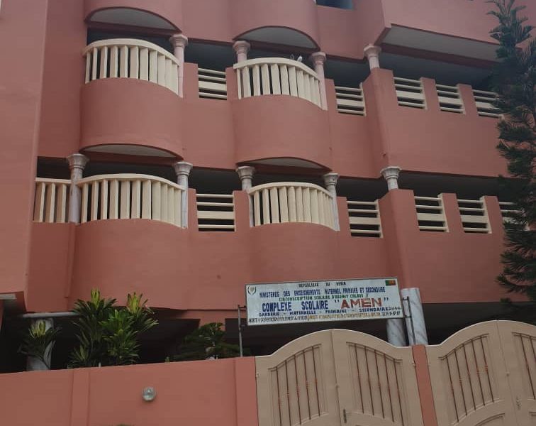 Façade du complexe scolaire après rénovation
