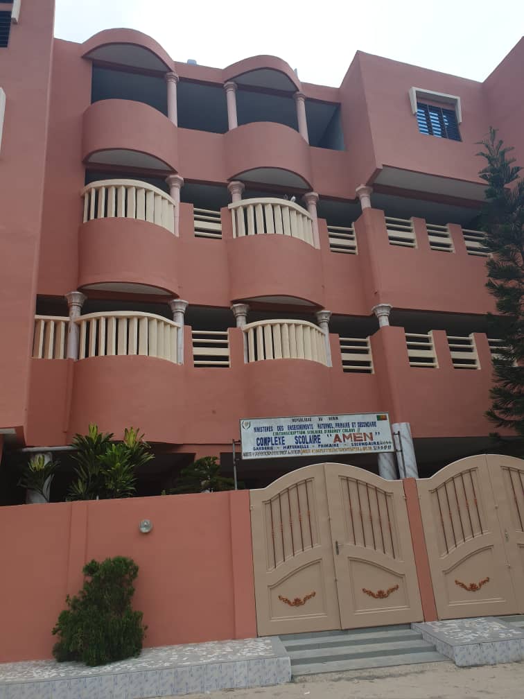 Façade du complexe scolaire après rénovation