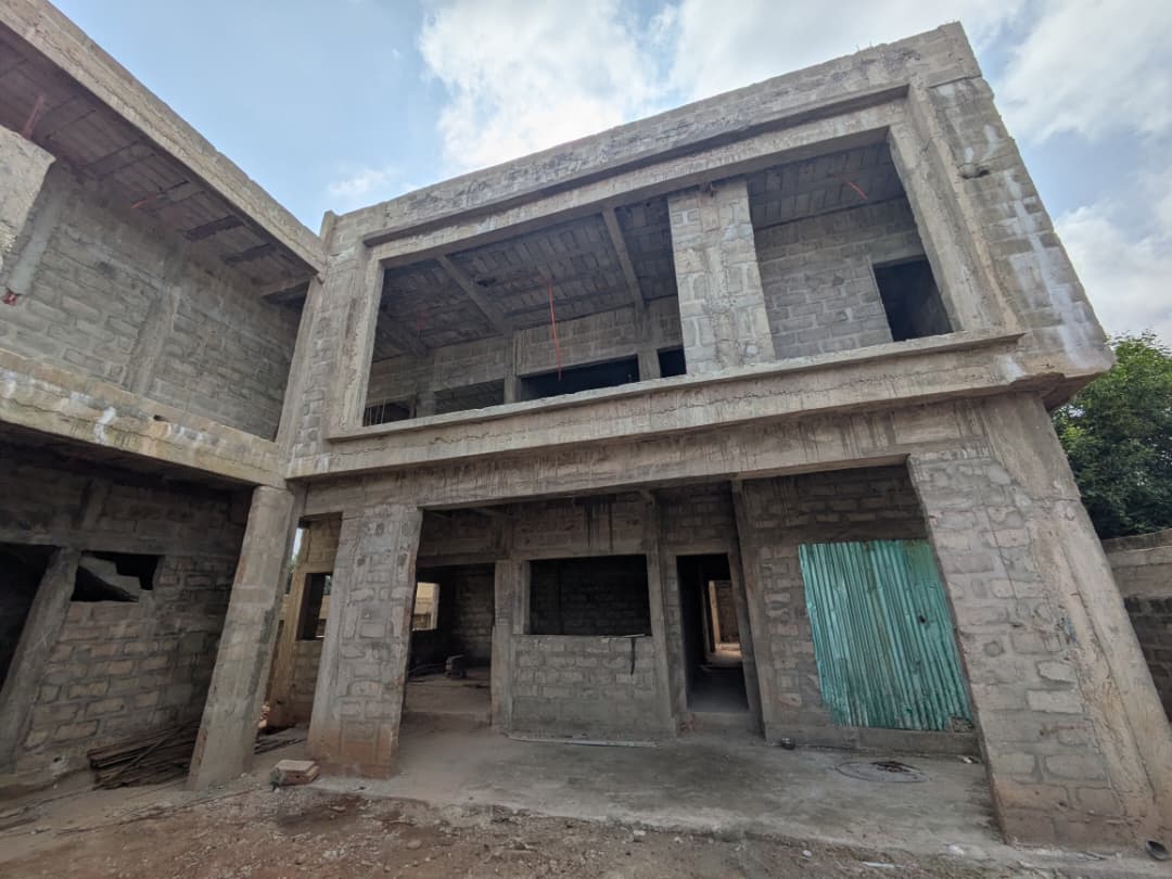 Chantier d'un immeuble R+1 en cours