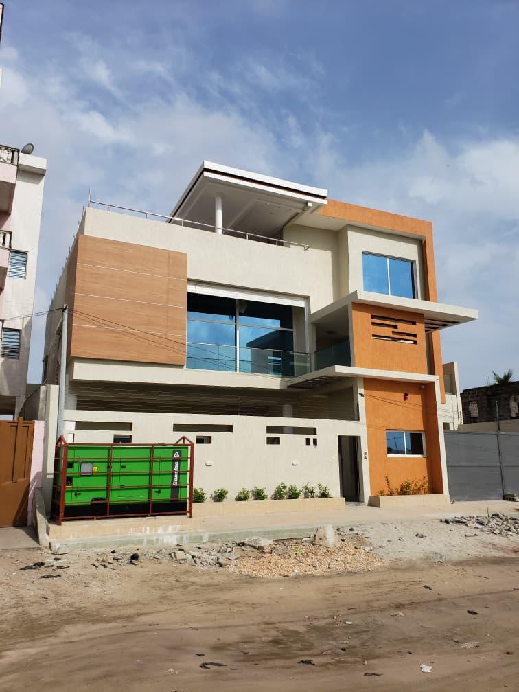 Immeuble R+1 construit par LMG, façade bois et orange